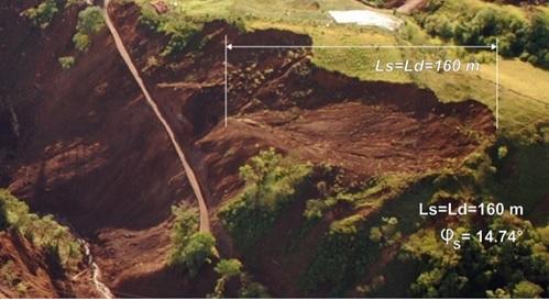 ílé linie vyznačují „odlučnou oblast“ sesuvu způsobeného zemětřesením v Kostarice v roce 2009